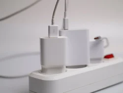 Dampak Meninggalkan Charger Tercolok, Waspada Risiko dan Pemborosan Energi